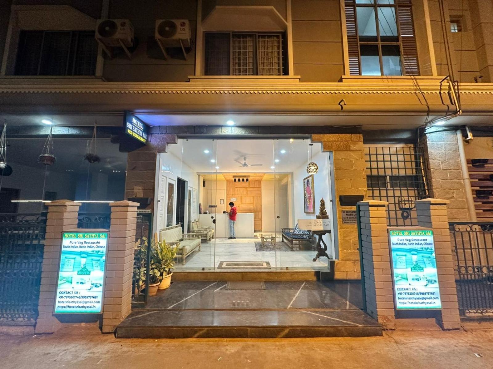 Hotel Sri Sathya Sai Bangalore Exterior foto